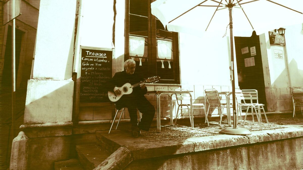 Un fadista mentre accorda il suo strumento musicale.