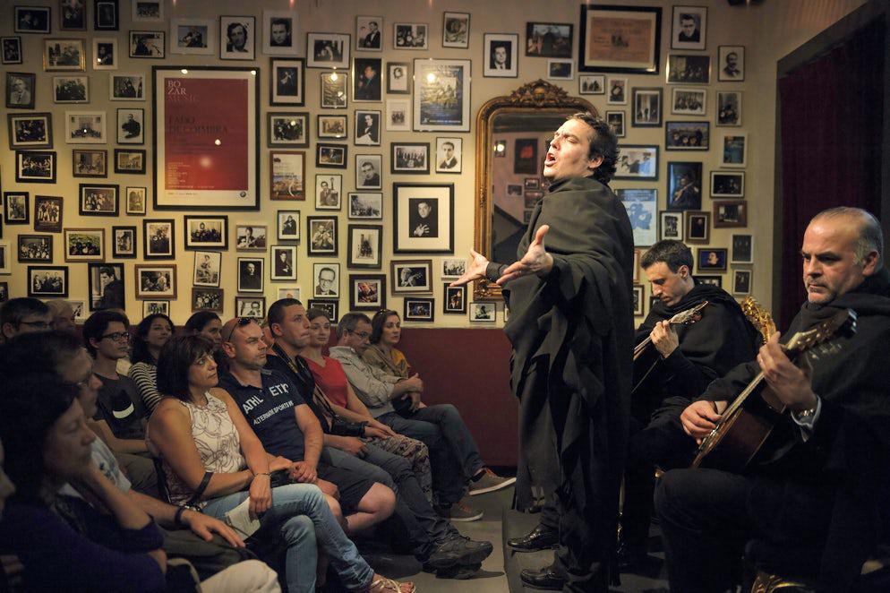 Pubblico che assiste a uno spettacolo in una casa di Fado a Coimbra.