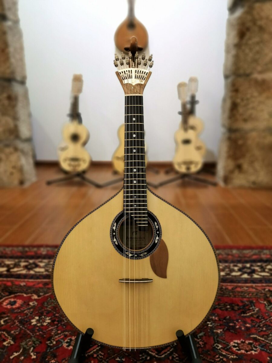 Esemplare di chitarra portoghese.