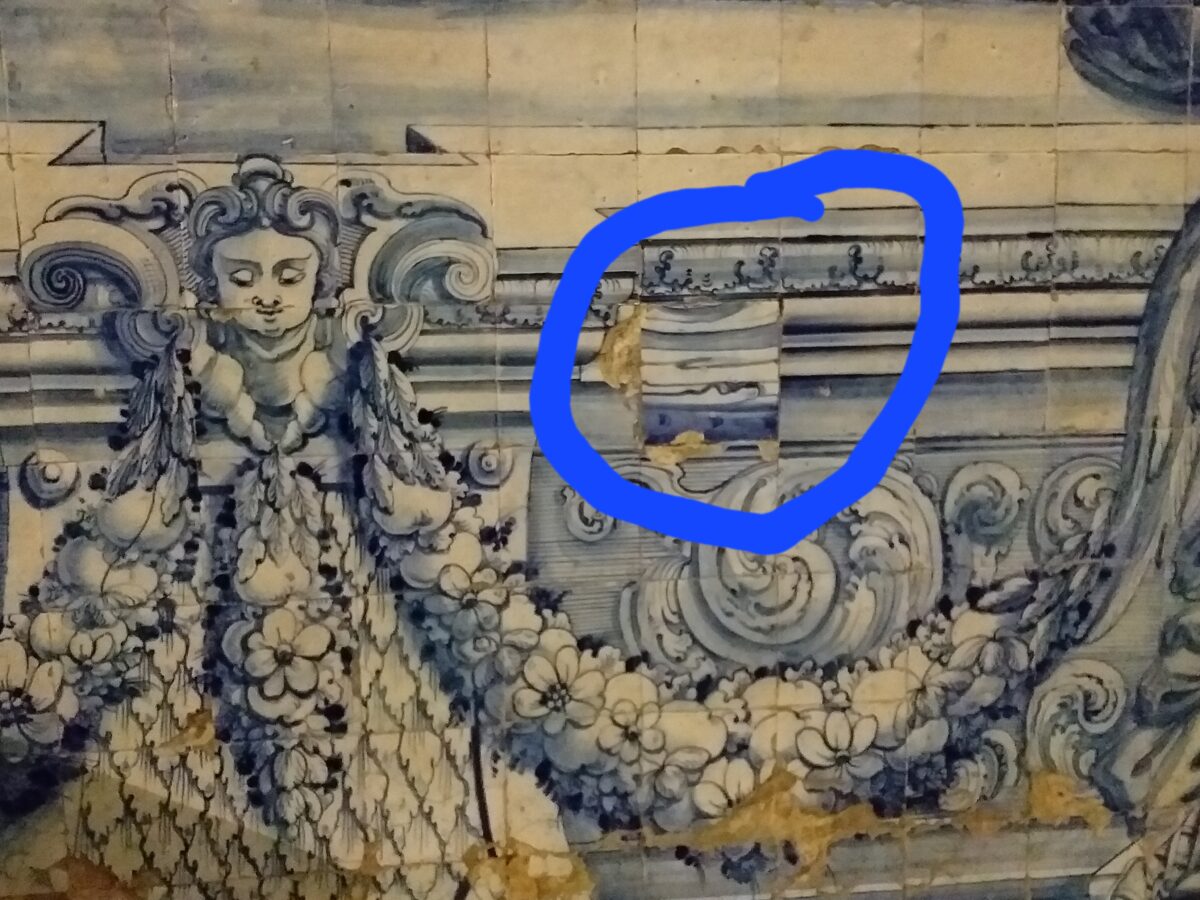 Esempio di azulejo intruso all'interno del Monastero di Santa Cruz a Coimbra.