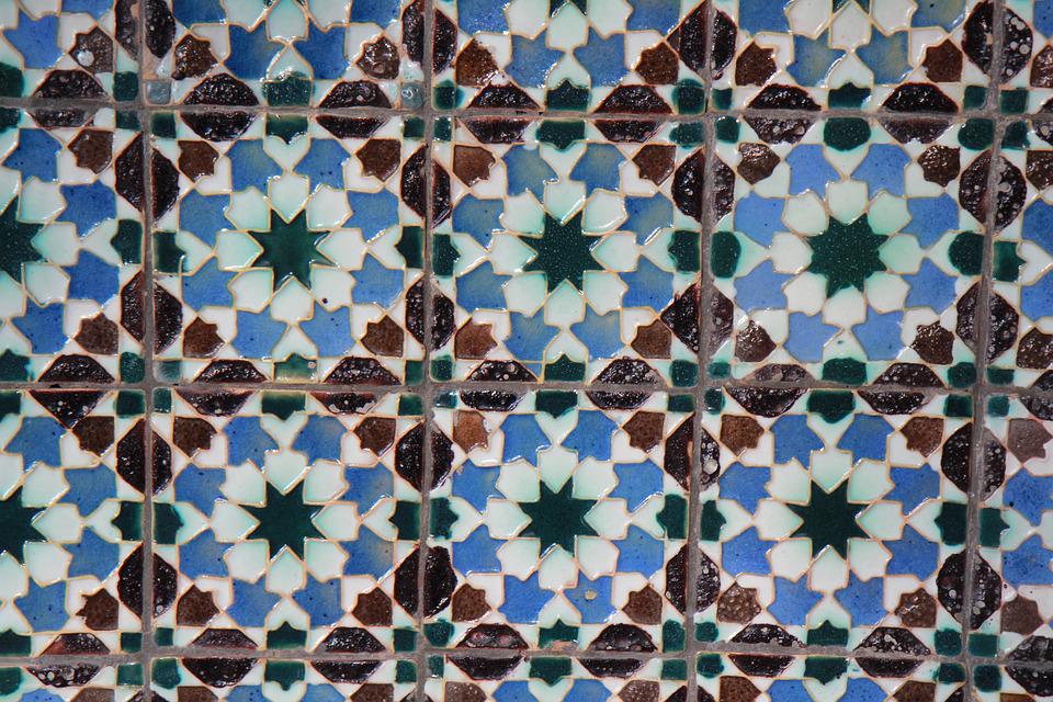 Pannello di azulejo con motivi floreali a rilievo