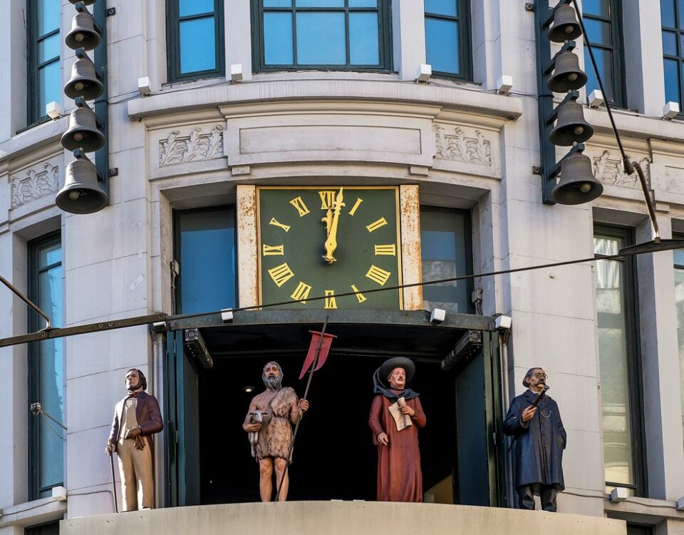 I quattro personaggi dell'orologio delle Galerias Palladium