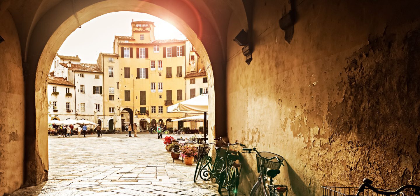 Guida italiana a Lucca - Ingresso a Piazza dell'Anfiteatro