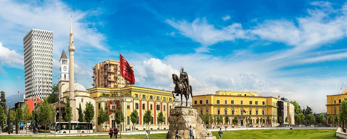 Guida italiana a Tirana - Piazza Scanderbeg ovvero il punto di incontro del nostro tour