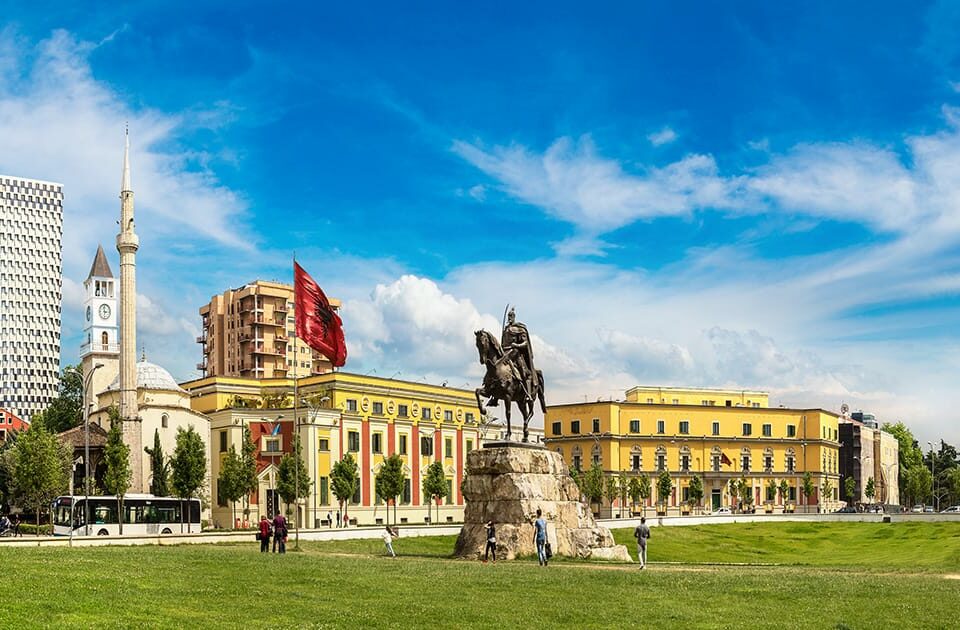 Guida italiana a Tirana - Piazza Scanderbeg ovvero il punto di incontro del nostro tour