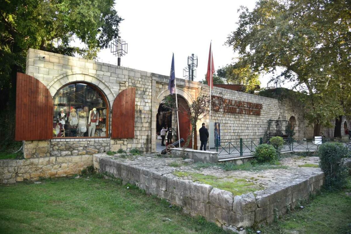 Guida italiana a Tirana - Resti del castello ovvero le antiche mura cittadine