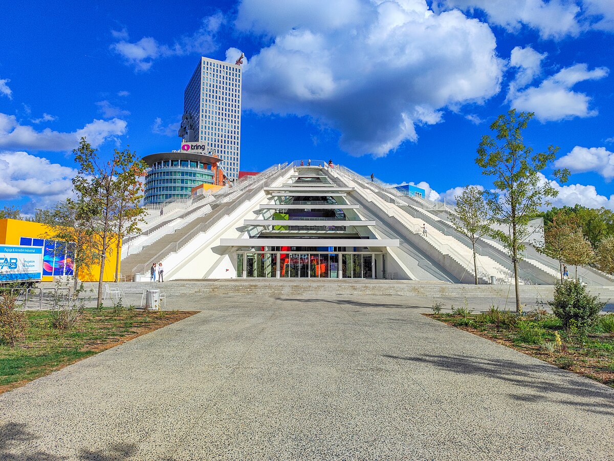 La "piramide" di Tirana, in pratica un centro culturale