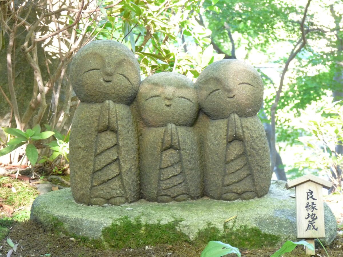 Guida italiana a Kamakura - Dettaglio del giardino del Tempio di Hase-dera