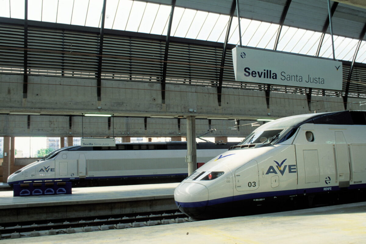 Guida ai trasporti pubblici spagnoli - Treno AVE alta velocità fermo in stazione