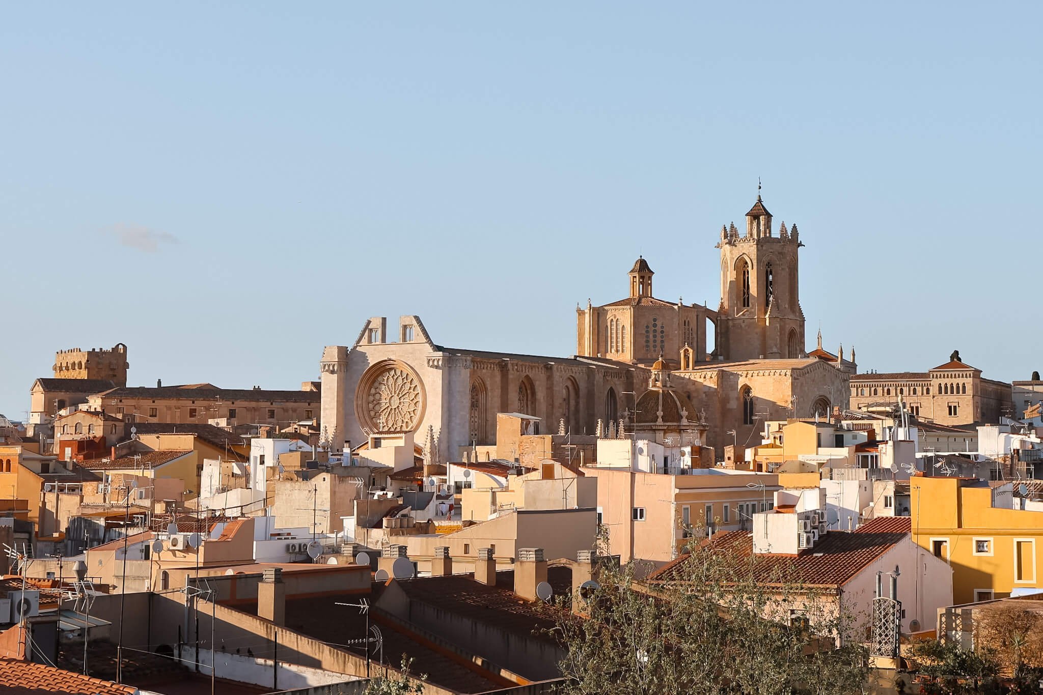 Guida italiana a Tarragona - Vista panoramica sulla Cattedrale
